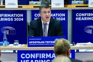Παραδοχή Τζιτζικώστα - Η Κομισιόν ανησυχεί για αυξήσεις σε ακτοπλοϊκά και αεροπορικά